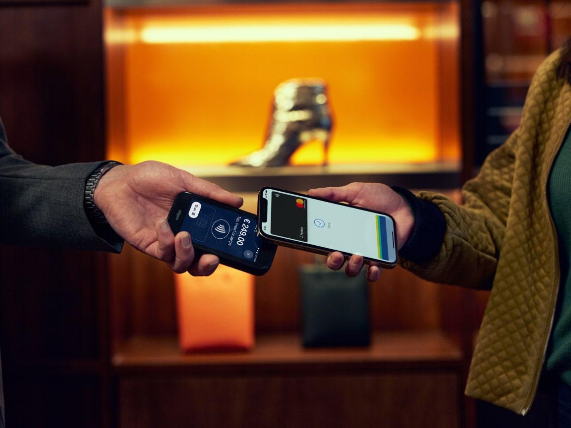 To personer som gjør en kontaktløs betaling med smarttelefoner med Adyen-grensesnitt