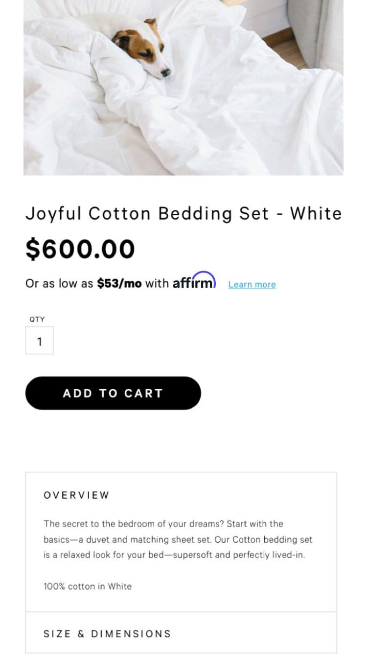 Cachorro pequeno a descansar num conjunto de roupa de cama de algodão branco apresentado numa página web com detalhes do produto e preço